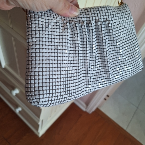Vintage Handbags - Chic  Vintage White Metal Mesh Pattern Purse